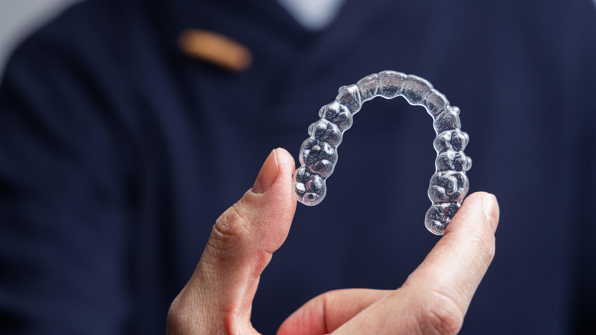 Şeffaf Plak (Invisalign) Tedavisi Nedir ve Nasıl Uygulanır?